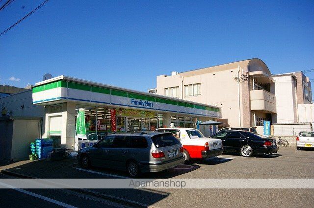 コンビニ　ファミリーマート（コンビニ）まで200m