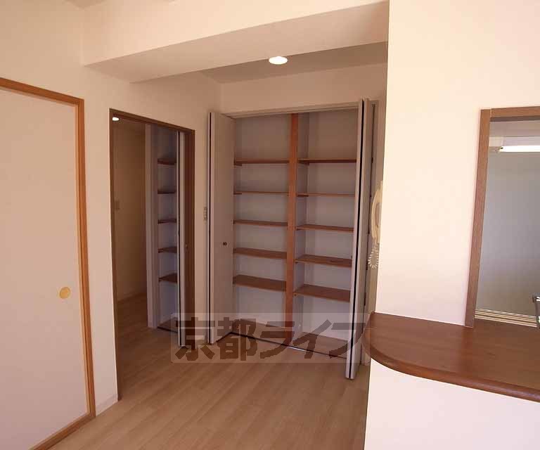 収納　キッチン横のストック棚、いっぱい入ります！