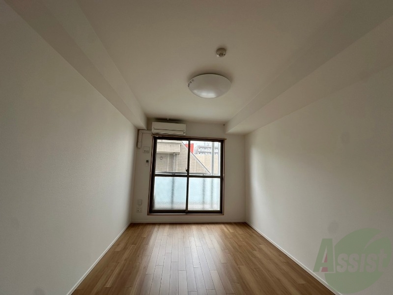居室・リビング　７．６帖の洋室です。フローリングで落ち着いた感じのお部屋です