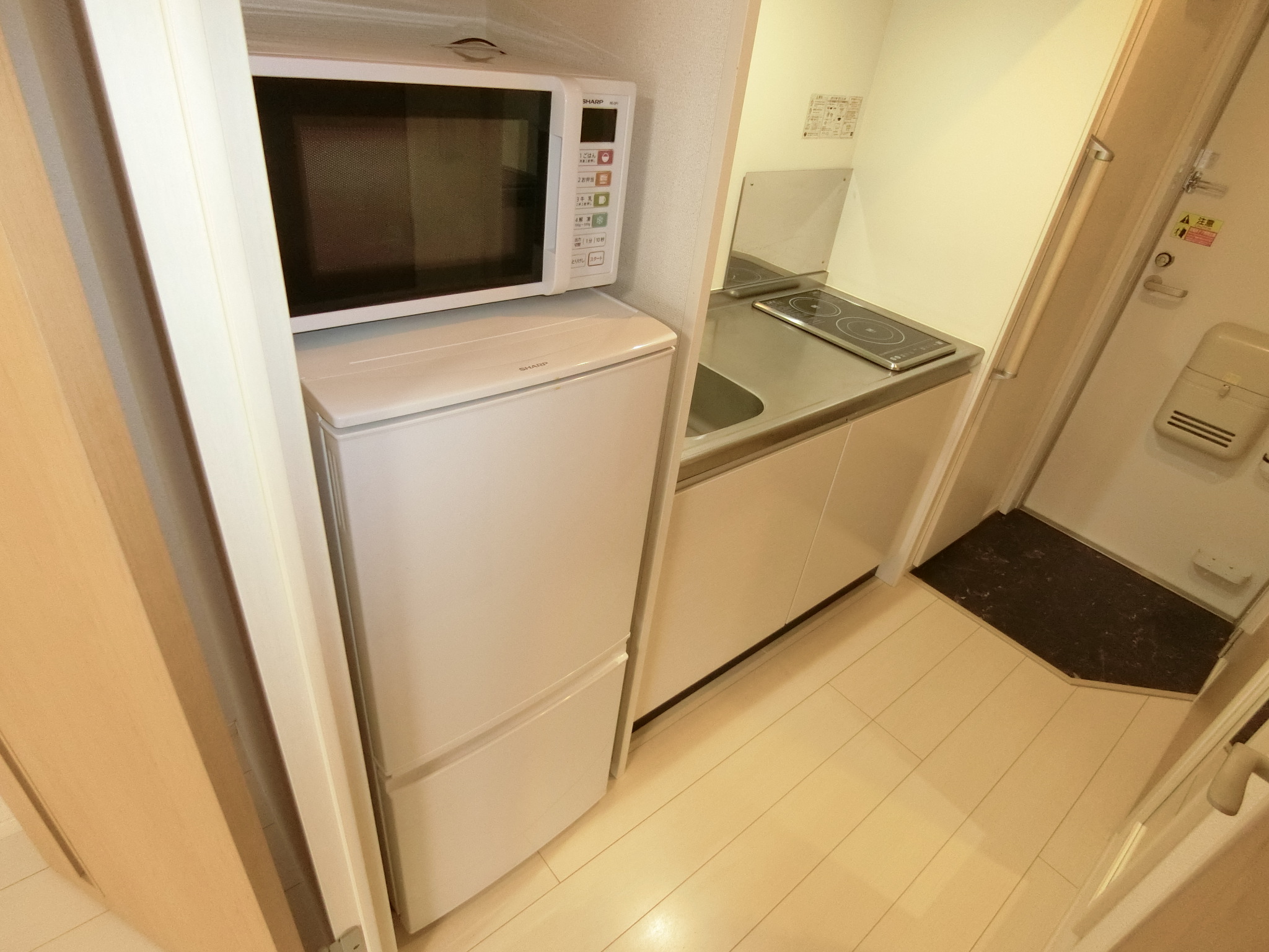 その他部屋・スペース　キッチンに冷蔵庫・電子レンジを完備です☆