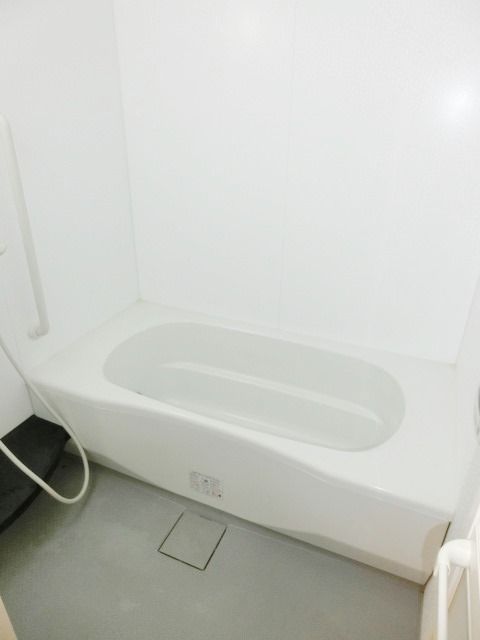 バス・シャワールーム　広々とした追い焚き機能付きバスルームです
