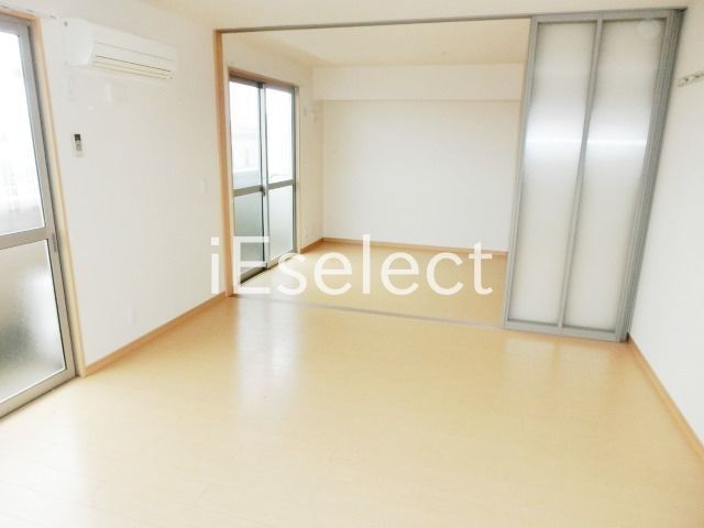 居室・リビング　広ーいリビングです。隣のお部屋と繋げて使うことも出来そうな…