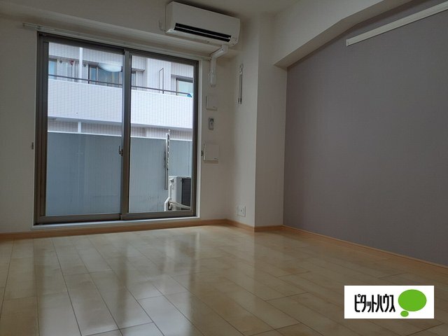 ブルーライン 阪東橋駅 徒歩8分 8階建 築13年の居間写真