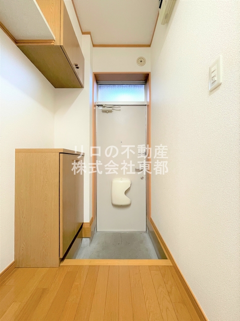 玄関　玄関には下駄箱があるのでスッキリとした空間を保てます