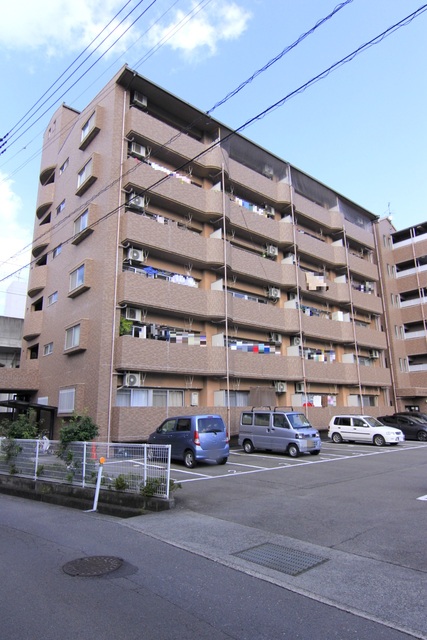 松山市六軒家町のマンションの建物外観