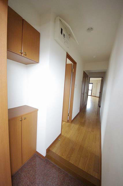 玄関　シューズボックス付 類似室内