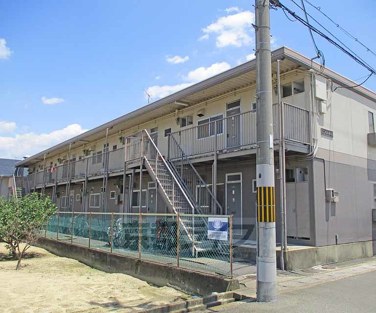 京都市西京区牛ケ瀬新田泓町のアパートの建物外観
