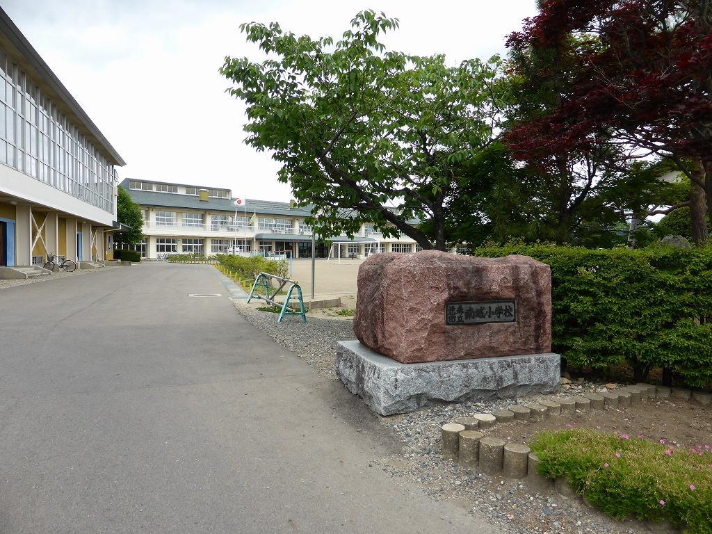 小学校　花巻市立南城小学校（小学校）まで948m