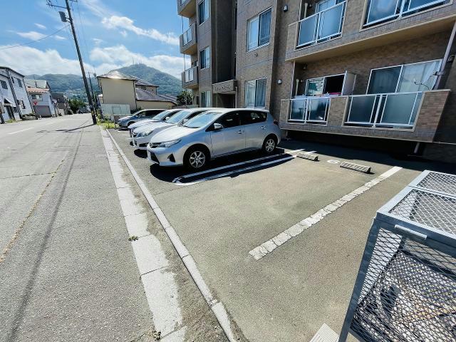 【函館市豊川町のマンションの駐車場】