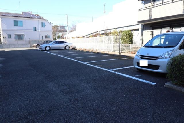 【小平市小川町のアパートの駐車場】