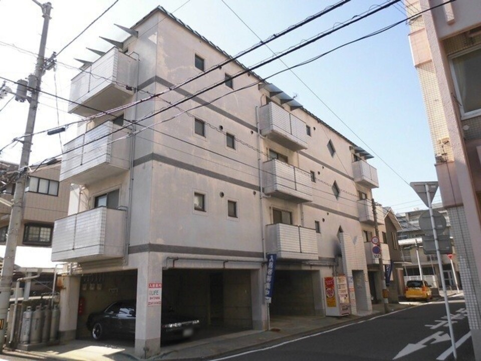 松山市中一万町のマンションの建物外観