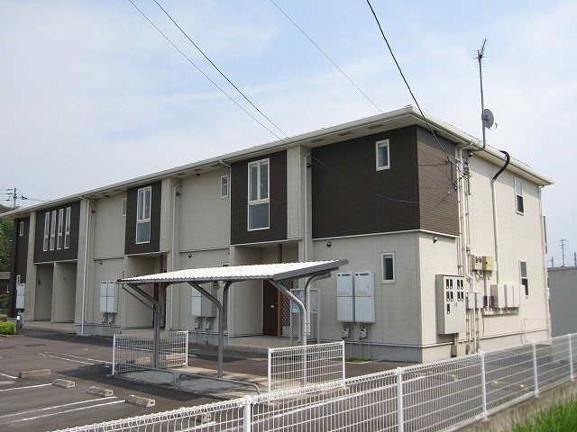 木田郡三木町大字井上のアパートの建物外観