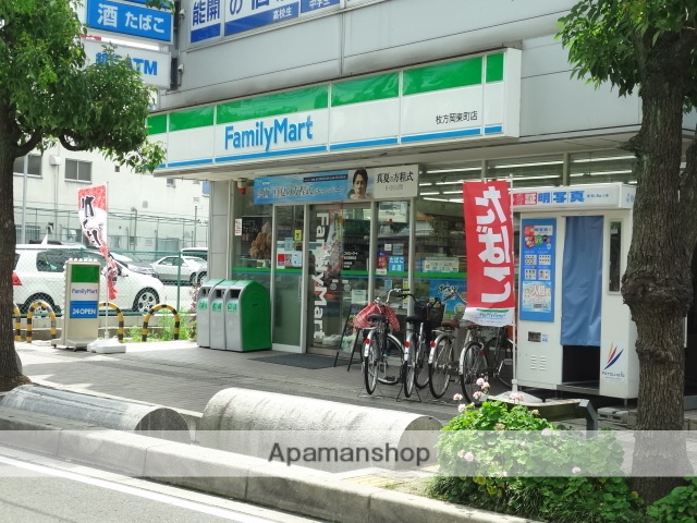 コンビニ　ファミリーマート（コンビニ）まで323m