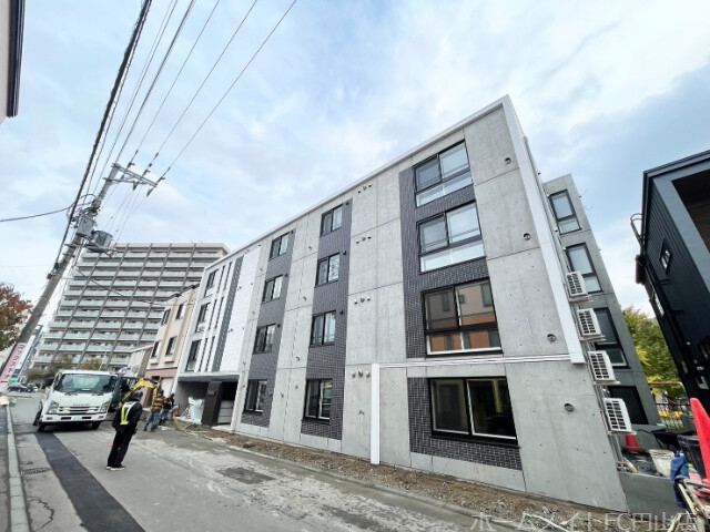 【RESIDENCE　SHINMEI　北円山の建物外観】