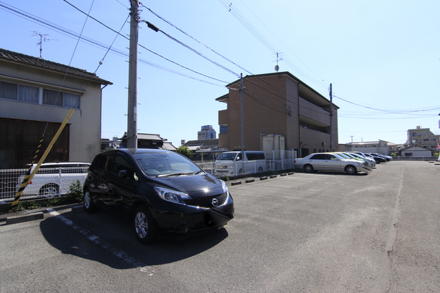 【松山市南江戸のアパートの駐車場】