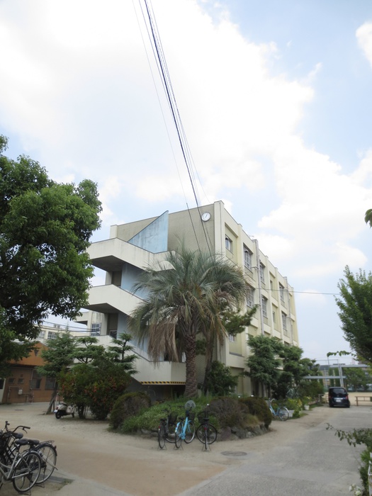 中学校　門真市立第三中学校（中学校）まで324m