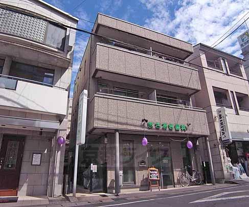 京都市山科区上野御所ノ内町のマンションの建物外観