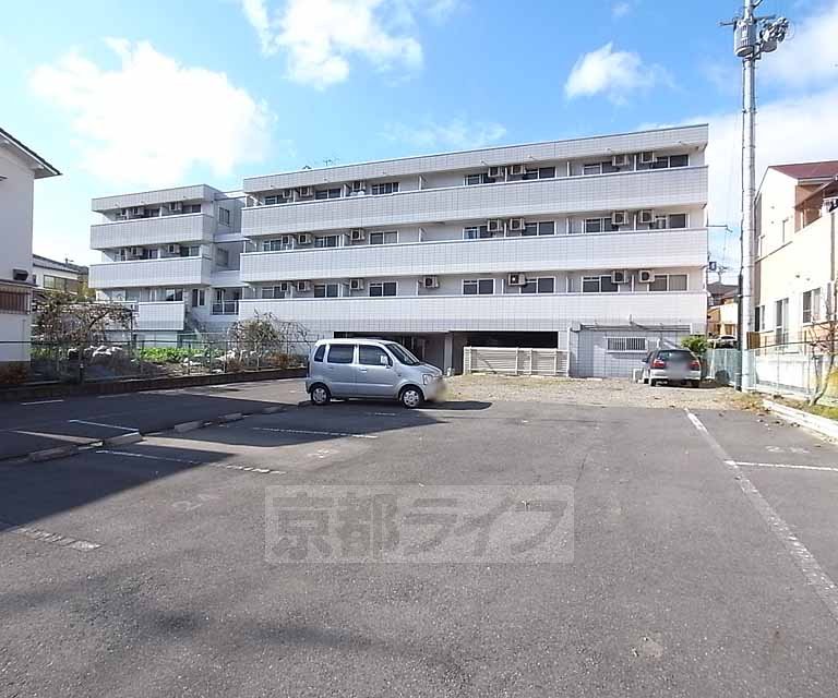 京田辺市薪小山のマンションの建物外観