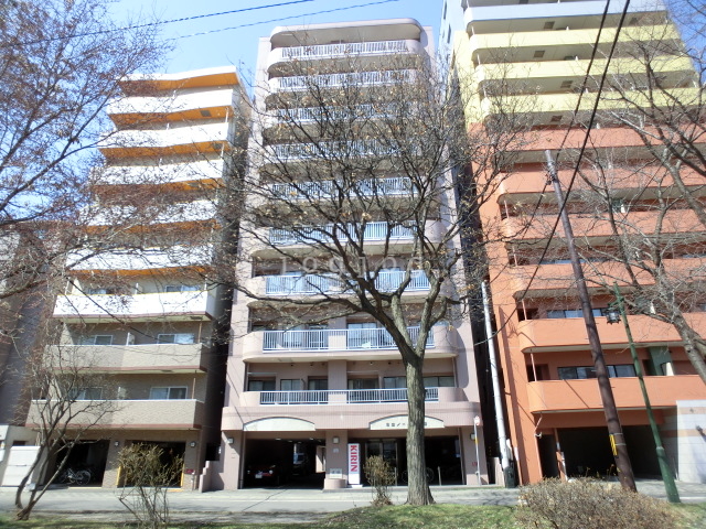 札幌市中央区北四条西のマンションの建物外観