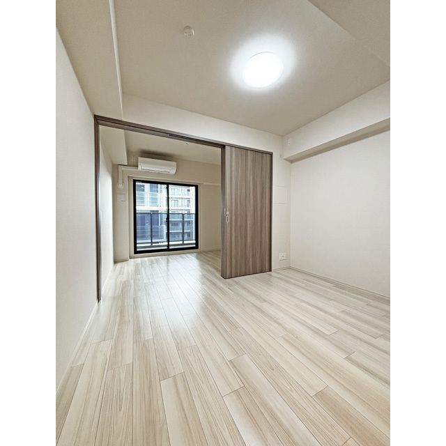 居室・リビング　リビングから洋室