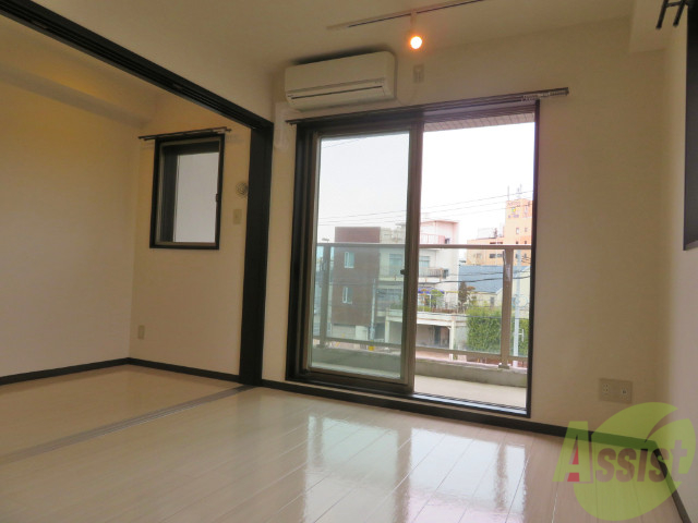 居室・リビング　リビングには間接照明がついてオシャレですねー。