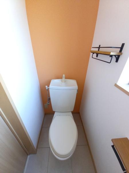 トイレ　窓があり換気が出来ますね☆