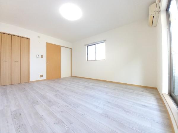 居室・リビング　10帖の広々とした洋室です☆