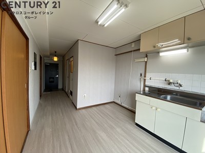 居室・リビング　床色が明るい色合いで、とてもきれいです。