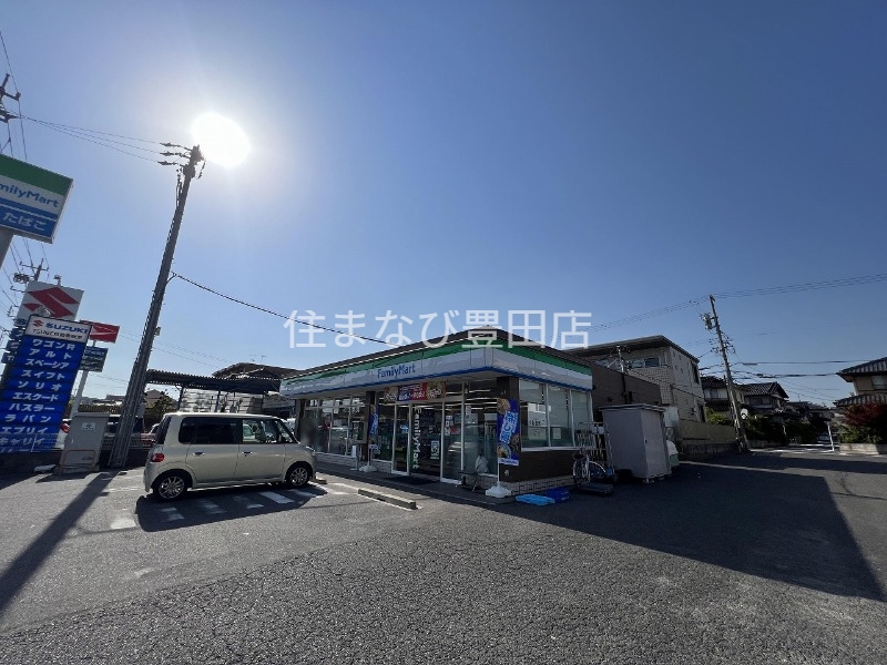 コンビニ　ファミリーマート東梅坪店（コンビニ）まで237m