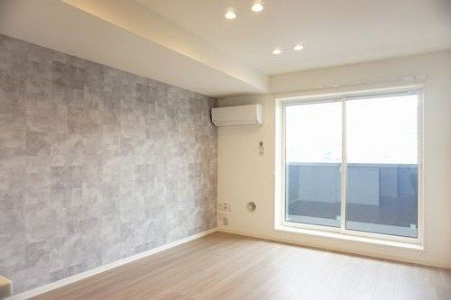 居室・リビング　アクセントクロスがお洒落なリビング