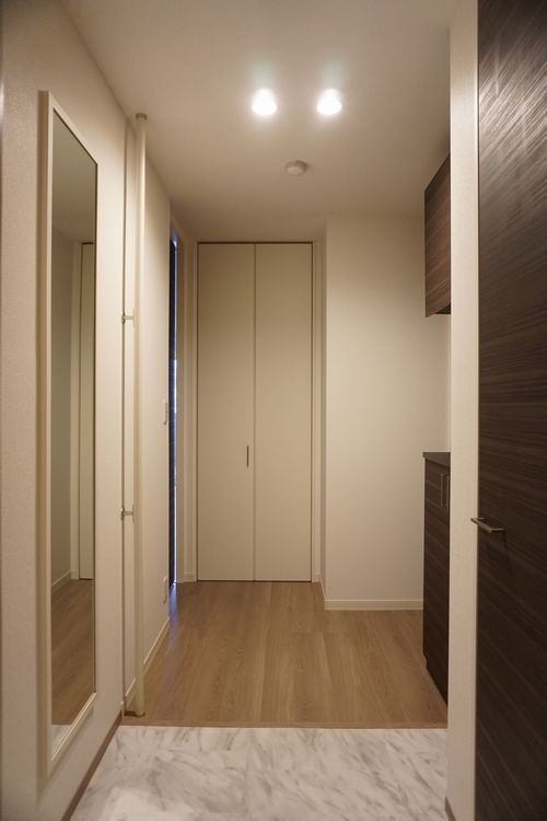 玄関　高級感のある玄関♪下駄箱＆収納付きでございます