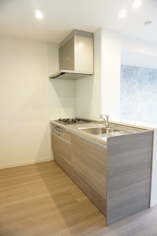 キッチン　対面式システムキッチンは３口ガスコンロ付でお料理の効率ＵＰ