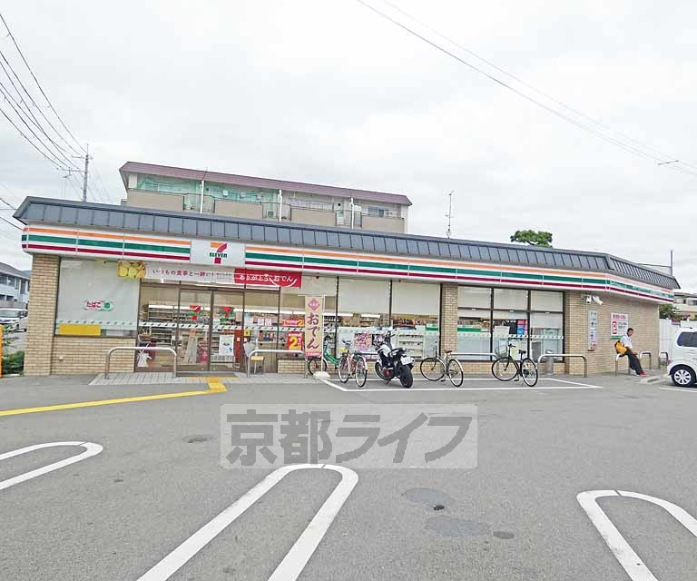 コンビニ　セブンイレブン西京極駅前店（コンビニ）まで124m