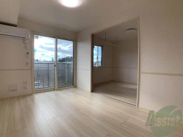 居室・リビング　リビングは陽当たり良く広々した空間ですよ～