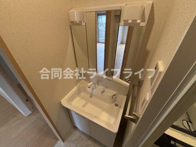 洗面設備　ゆったりとスペースのある洗面所