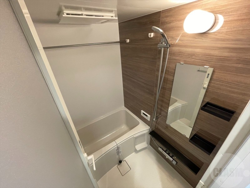 バス・シャワールーム　乾燥機能付きのバスルーム