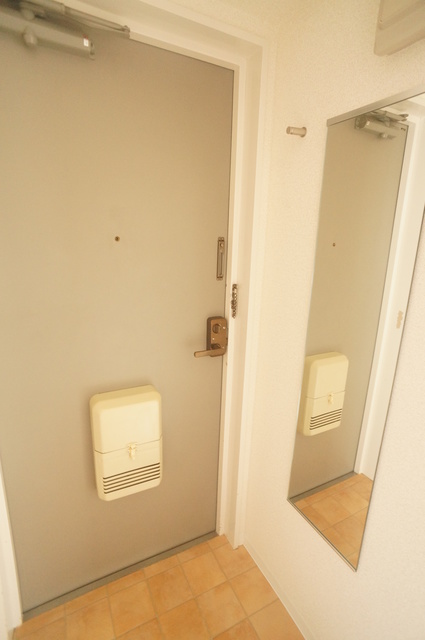 玄関　鏡付の下駄箱。身だしなみチェックができますね♪