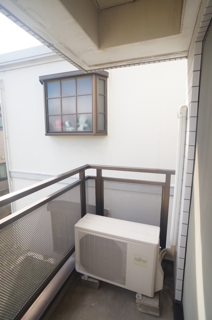 バルコニー　バルコニーがあるので洗濯物を太陽の下で干すことができます♪