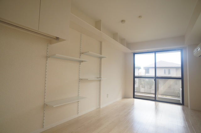 居室・リビング　バルコニーに面しているので、ワイドな窓で通風に優れたお部屋で