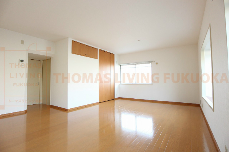 居室・リビング　16帖のリビングは家具を置いても十分な広さです。