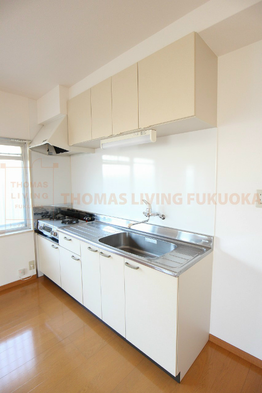 キッチン　近くに窓があり、換気もしやすいキッチンです。