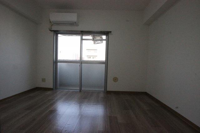 居室・リビング　同物件別号室の写真