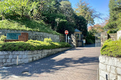 中学校　香蘭女学校中等部（中学校）まで338m