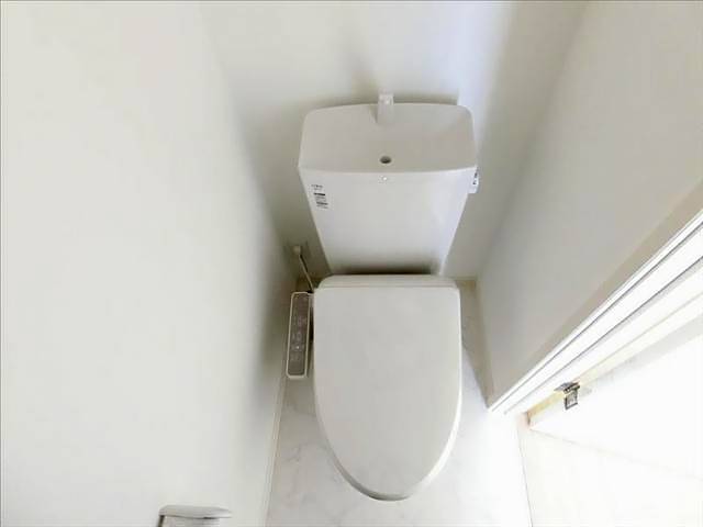 トイレ　温水洗浄便座付きのトイレです。