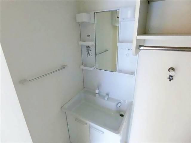 洗面設備　シャンプードレッサー付きの洗面台です。