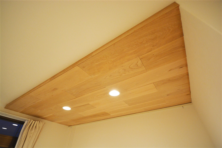 その他部屋・スペース　天井に木板が貼られナチュラルな印象に。