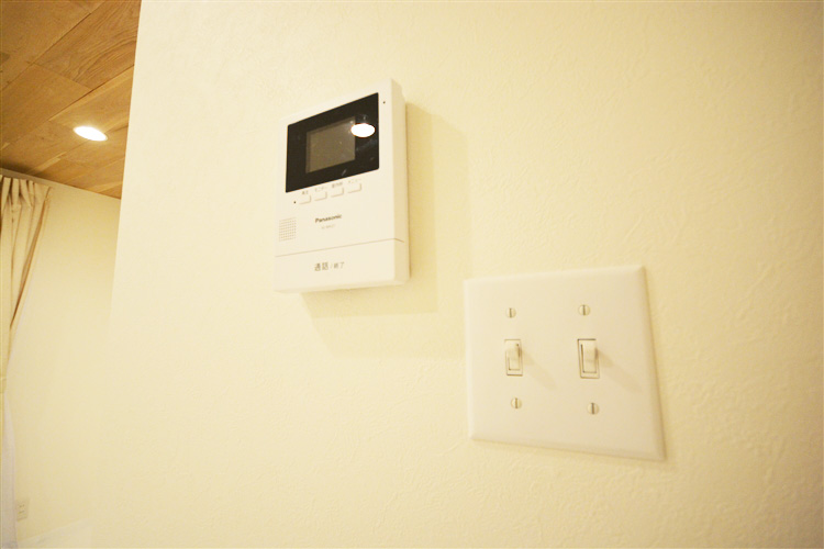 セキュリティ　TVモニターホンに、特徴的なトグルスイッチ