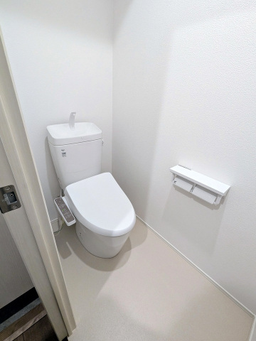 トイレ　同メーカー同仕様：温水洗浄暖房便座とダブルトイレットペーパー