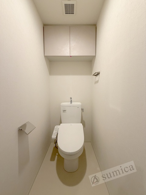 トイレ　人気アイテムの温水洗浄便座。清潔感のあるトイレです。