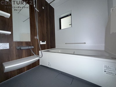 バス・シャワールーム　多機能な浴室・窓があり換気良好です